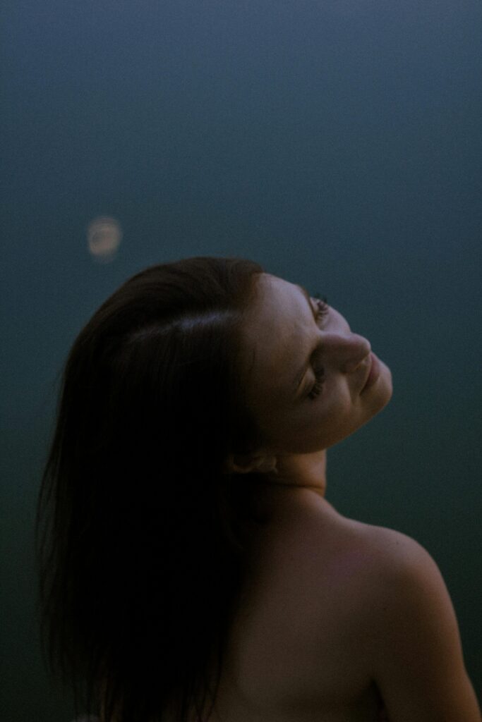 Mujer medita durante luna llena azul