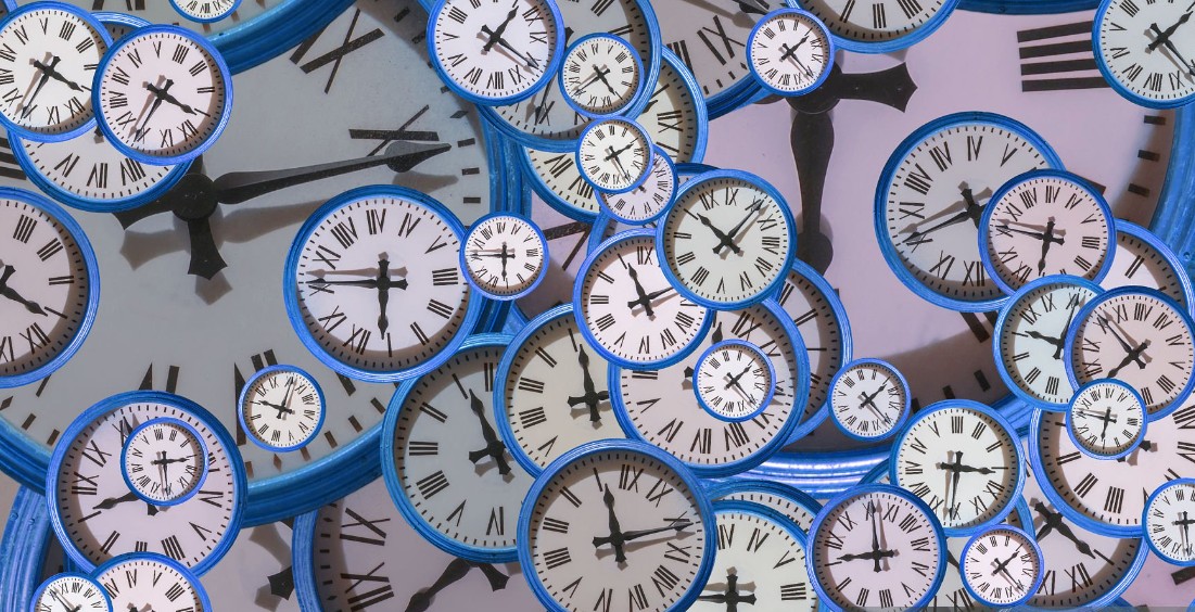 Varios relojes juntos con horas espejo