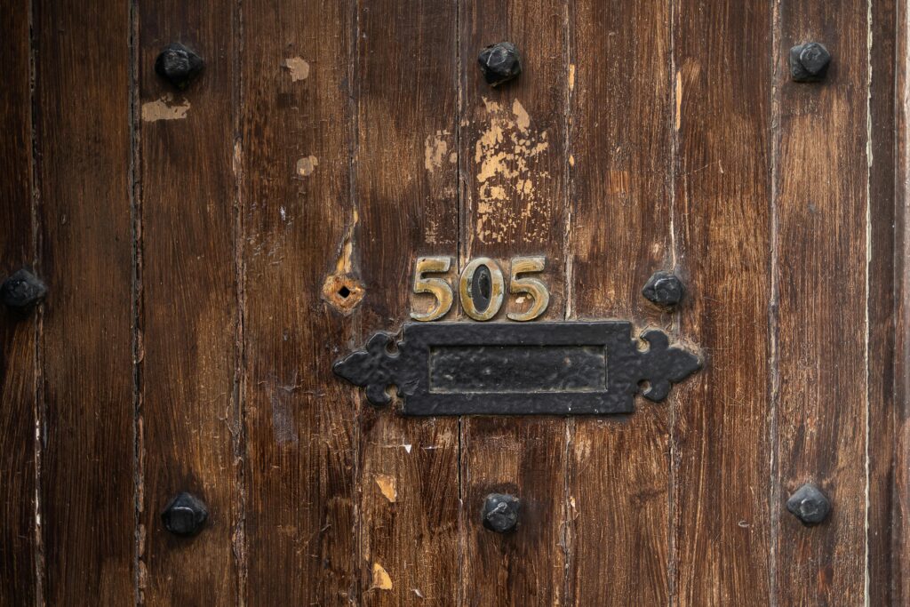 Horas espejo en puerta de madera